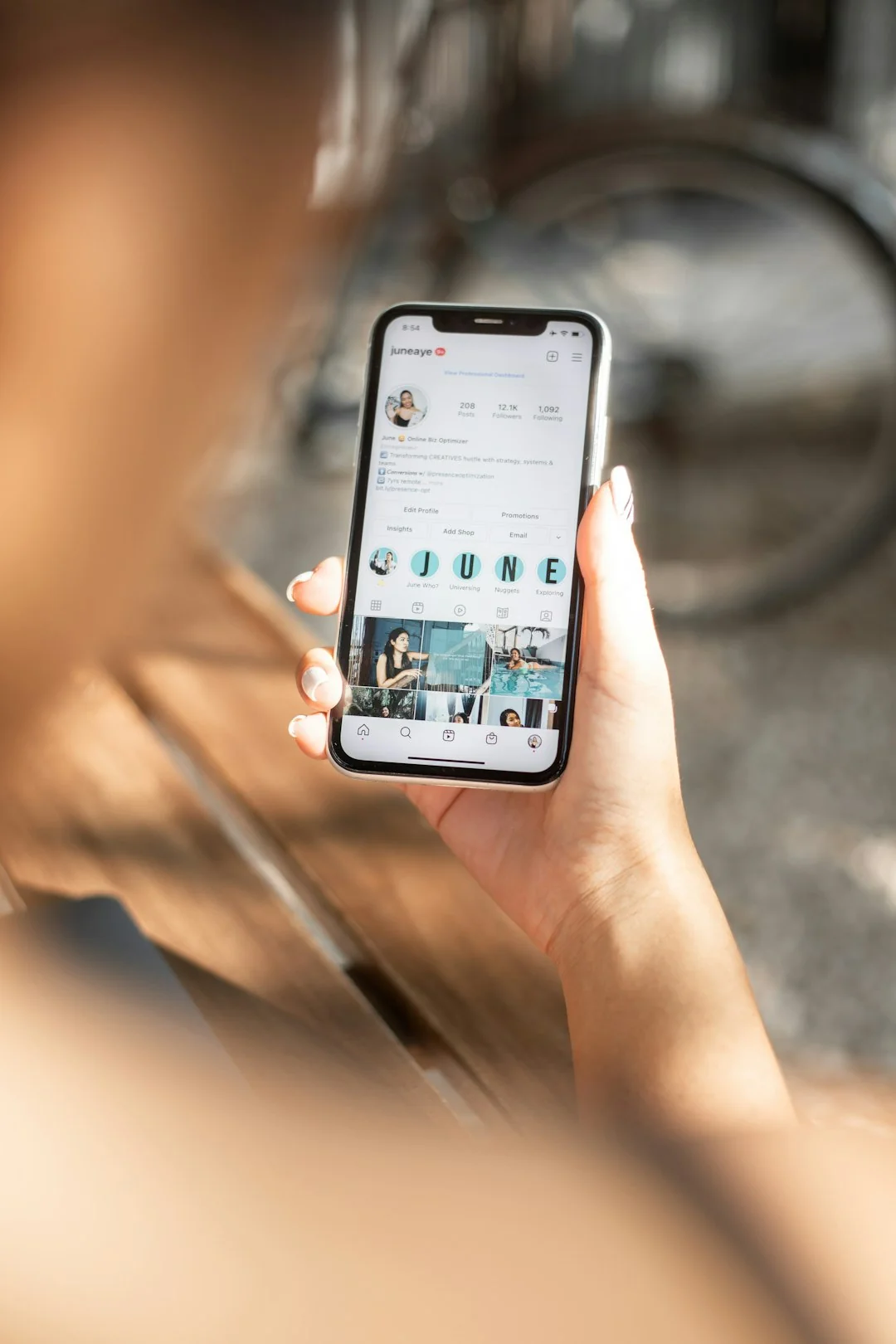 Vue rapprochée de mains tapant sur un ordinateur portable posé sur un bureau, évoquant le travail ou la communication en ligne.